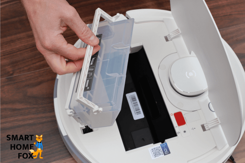 Der mobile Staubbehälter des Ecovacs Deebot T9 wird mit Hilfe des Tragegriffs entnommen